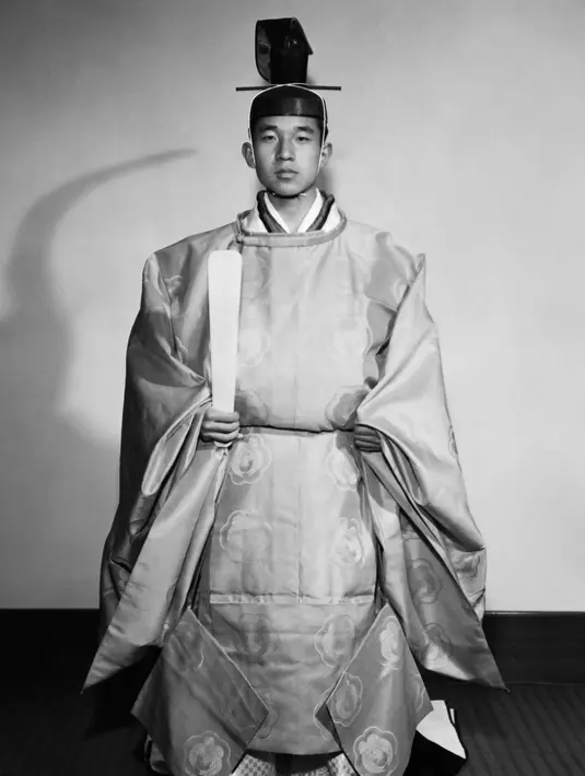 Putra Mahkota Jepang Akihito berpose mengenakan pakaian tradisional selama upacara hari pernikahannya dengan Michiko Shoda di Istana Kerajaan di Tokyo, pada 10 April 1959. (AFP Photo/Intercontinentale)