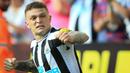 Kieran Trippier juga termasuk baru di jajaran skuad Newcastle. Ia didatangkan St. James Park pada bursa transfer musim dingin 2022 lalu dari Atletico Madrid dengan biaya 15 juta euro. Pria 32 tahun itu jadi andalan lini bertahan The Magpies. Namun, ia juga memiliki kemampuan dalam hal tendangan bebas. Trippier tercatat telah dipercaya tampil sebanyak 13 kali di Liga Inggris dengan mencetak 1 gol dan 2 assist. (AFP/Lindsey Parnaby)