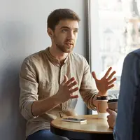 Memulai Percakapan dengan Orang Baru (magnific.com)