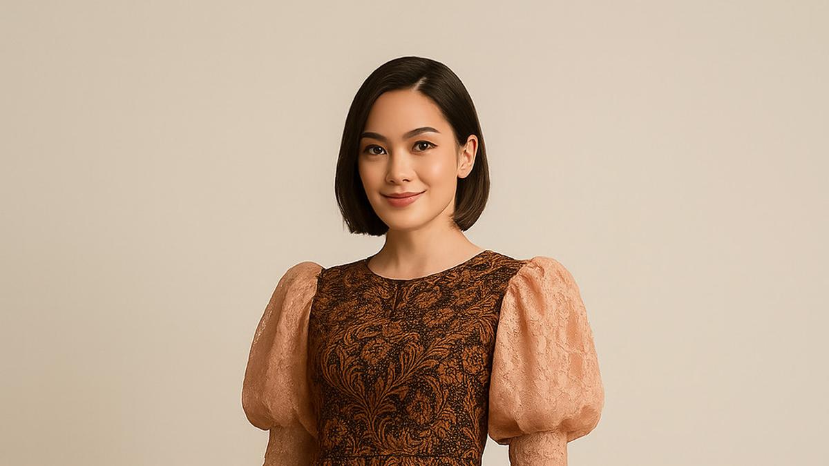 8 Kombinasi Puff Sleeve dan Kain Batik Klasik, Ini Gaya yang Lagi Hits di 2025