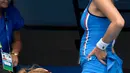 Petenis Ukraina, Dayana Yastremska mendapat perawatan dari pelatih saat melawan Caroline Wozniacki dari Denmark pada putaran kedua kejuaraan tenis Australia Terbuka di Melbourne, Australia, Rabu (22/1/2020). (AP Photo/Andy Brownbill)