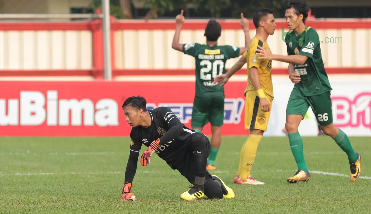 Kiper Bhayangkara FC, Awan Seto gagal mengantisipasi sundulan Osvaldo Haay pada laga Gojek Liga 1 bersama Bukalapak di Stadion PTIK, Jakarta, Rabu (11/7/2018). Bhayangkara bermain imbang 3-3. (Bola.com/Nick Hanoatubun)