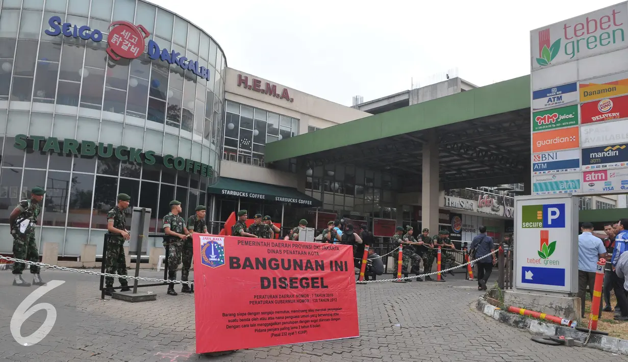 Petugas TNI saat berjaga di depan Mal Tebet Green yang di segel, Jakarta, Kamis (23/7/2015). Penyegelan dilakukan oleh Pemprov DKI Jakarta dan Pemkot Jakarta Selatan terhadap Mal Tebet Green. (Liputan6.com/Herman Zakharia)