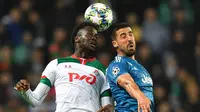 Penyerang Lokomotiv Moscow, Eder berebut bola udara dengan gelandang Juventus, Sami Khedira pada pertandingan Grup D Liga Champions di stadion RZD Arena, Moskow (6/11/2019). Juventus menang 2-1 atas Lokomotiv Moscow. (AFP Photo/Dimitar Dilkoff)