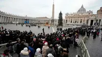 Orang-orang mengantre untuk memasuki Basilika Santo Petrus tempat mendiang Paus Emeritus Benediktus XVI disemayamkan di Vatikan, Senin (2/1/2023). Benediktus XVI, teolog Jerman yang akan dikenang sebagai paus pertama dalam 600 tahun yang mengundurkan diri, telah meninggal pada 31 Desember 2022 di usia 95 tahun. (AP Photo/Alessandra Tarantino)