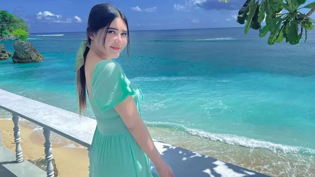 FOTO: Outfit Via Vallen saat Liburan di Pantai, Tampak Cerah dan Ceria
