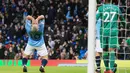 Striker Manchester City, Sergio Aguero, tampak kecewa usai gagal memebobol gawang Watford pada laga Premier League 2019 di Stadion Etihad, Sabtu (9/3). Manchester City menang 3-1 atas Watford. (AFP/Paul Ellis)