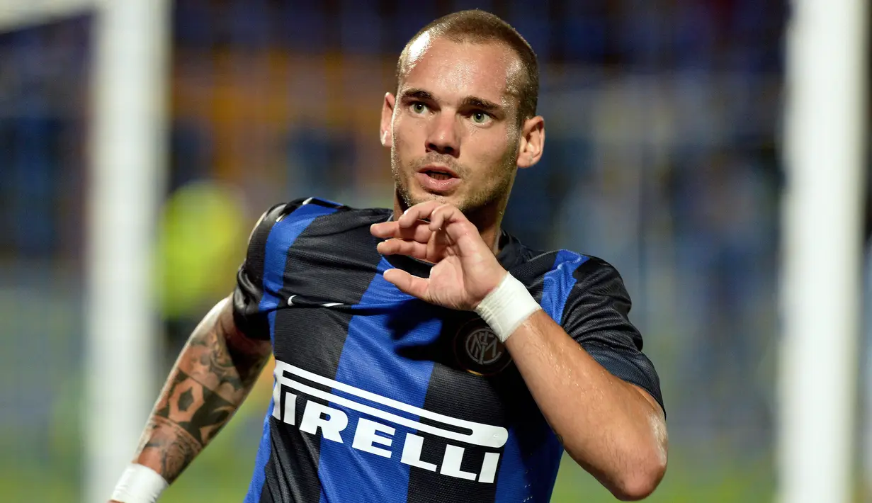 2. Wesley Sneijder - Jebolan Ajax Academy ini dulu juga pernah mencicipi peran sebagai anak gawang. Pemain yang membawa Inter Milan meraih treble winner itu memiliki karier yang mulus sebagai pesepak bola top Eropa. (AFP/Vincenzo Pinto)