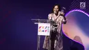 Musisi Sherly Sheinafia memegang piala saat menerima penghargaan best creator for music saat acara XYZ Day 2018 di The Hall Senayan City, Jakarta, Rabu (25/4). Sherly mendapatkan penghargaan lewat lagu berjudul Sweet Talk. (Liputan6.com/Herman Zakharia)
