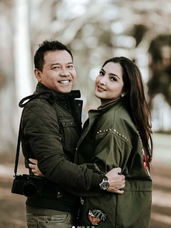 Tidak hanya bertemu, Ashanty dan Anang pun sempat berfoto dengan orang nomor satu di Indonesia saat ini. Pasangan suami istri ini begitu bahagia bisa berjumpa dengan Bapak Jokowi. (Instagram/Ashanty_ash)