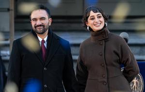 Wali Kota New York City Zohran Mamdani dan istrinya Rama Duwaji tersenyum saat confetti berjatuhan setelah upacara pelantikannya sebagai wali kota di Balai Kota pada Kamis, 1 Januari 2026 di New York, Amerika Serikat. (David Dee Delgado/Getty Images/AFP)
