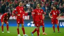 Pemain Muenchen, Thomas Muller dan Philipp Lahm terlihat sedih usai pertandingan melawan Atletico Madrid di semifinal Liga Champions di Allianz Arena (4/5). Atletico melaju ke final dengan aggregat gol tandang. (Reuters/Kai Pfaffenbach)