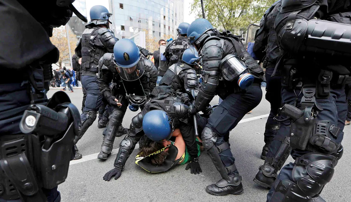 Polisi mengamankan seorang demonstran dalam unjuk rasa menolak reformasi undang-undang buruh di Lyon, Prancis, Kamis (28/4). Aksi unjuk rasa yang terjadi di sejumlah kota di Prancis berlangsung ricuh. (Reuters/Robert Pratta)