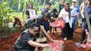 Setelah proses pemakaman selesai dilanjutkan dengan tabur bunga dari pihak keluarga dan sahabat. [Foto: KapanLagi.com®/Bayu Herdianto]
