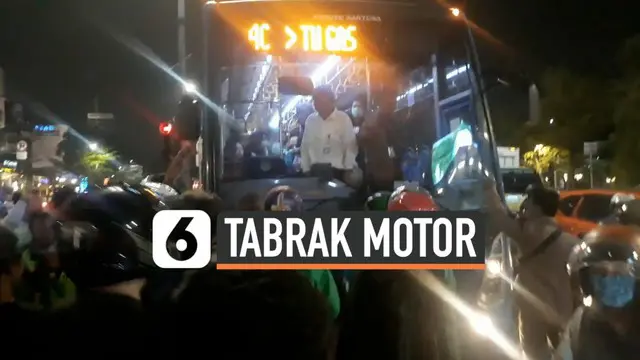 Sebuah bus Transjakarta menabrak motor di kawasan Pulo Gadung, sang sopir nyaris jadi bulan-bulanan massa yang kesal di tengah jalan.