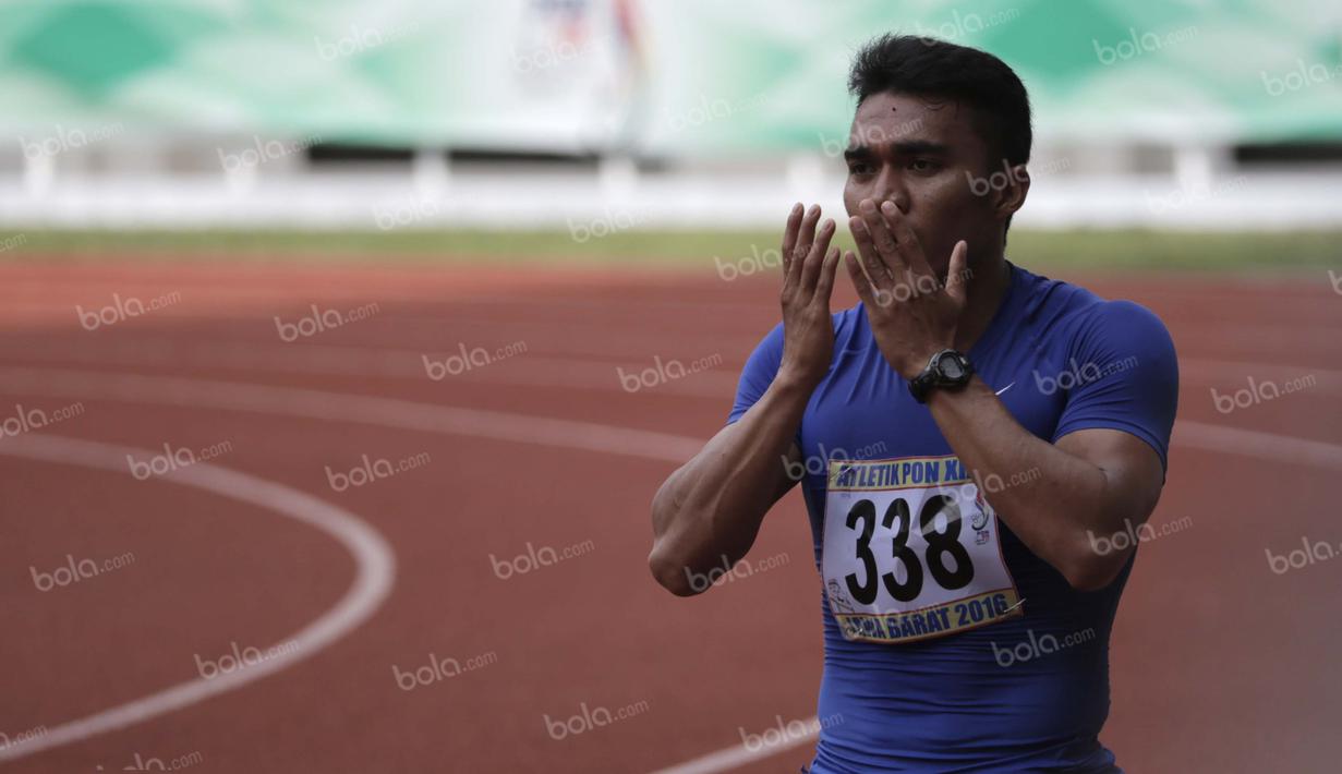 Ekspresi atlet Sumatra Barat, Yaspi Boby (tengah), setelah meraih emas lari 100m putra PON XIX Jawa Barat 2016 dalam final di Stadion Pakansari, Bogor, Kamis (22/9/2016). Yaspi Boby adalah peraih perak 100m SEA Games 2015 lalu. (Bola.com/Arief Bagus)