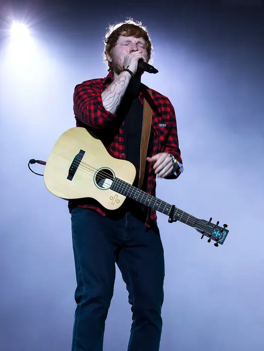 Aksi panggung Ed Sheeran saat menghibur penonton di Festival Glastonbury di Worthy Farm, di Somerset, Inggris (25/6). Selain Ed Sheeran, Glastonbury tahun ini juga menghadirkan Katy Perry, Foo Fighters hingga Radiohead.(Photo by Grant Pollard/Invision/AP)