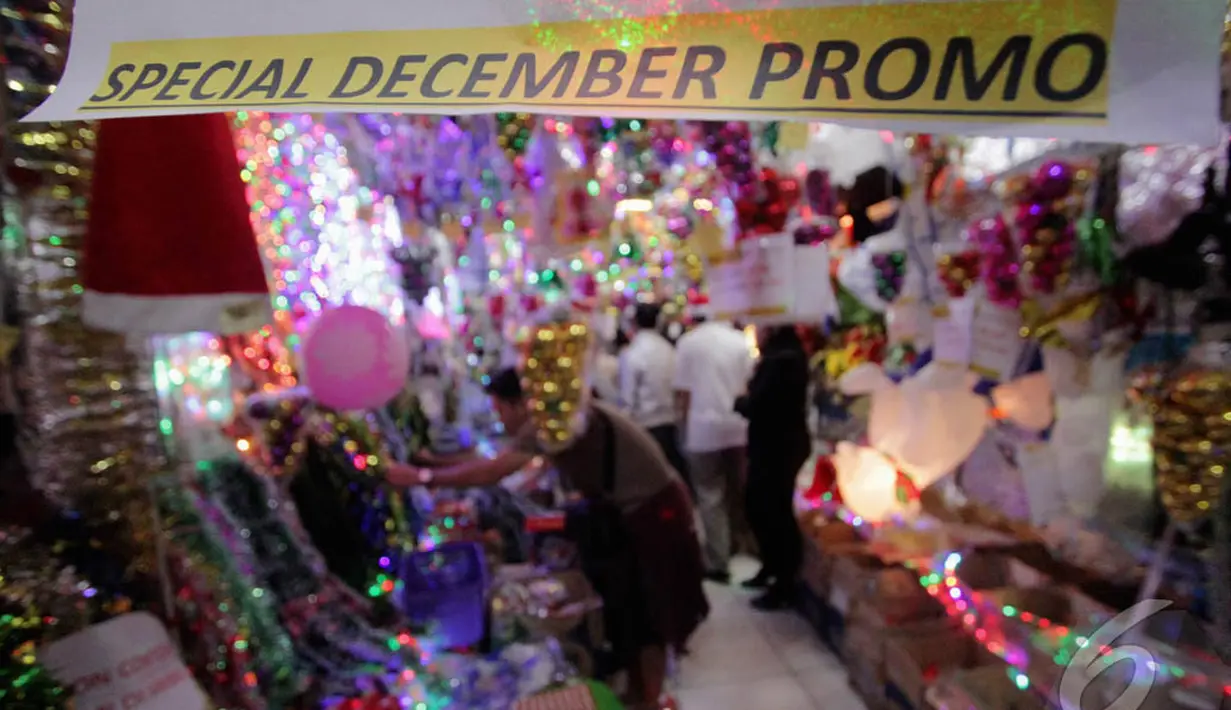 Jelang perayaan hari Natal 2014, sejumlah penjual aksesoris mulai mengalami peningkatan penjualan hingga 20-30 persen. Foto diambil pada Jumat (12/12/2014). (Liputan6.com/Faizal Fanani)