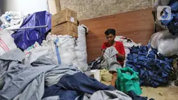 Selama ini, pakaian bekas atau yang tidak layak pakai akan berakhir di tempat sampah atau menjadi kain lap atau pel lantai. (Liputan6.com/Angga Yuniar)