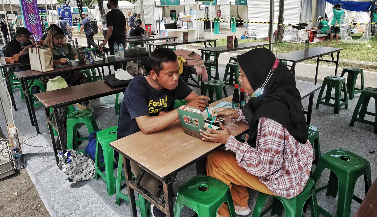 Pengunjung mencoba kuliner di Festival Jajanan Bango (FJB), Senayan, Jakarta, Jumat (28/10/2022). Sebanyak 90 penjaja kuliner turut berpartisipasi dalam FJB yang digelar selama tiga hari, yakni 28-30 Oktober. (Liputan6.com/Angga Yuniar)