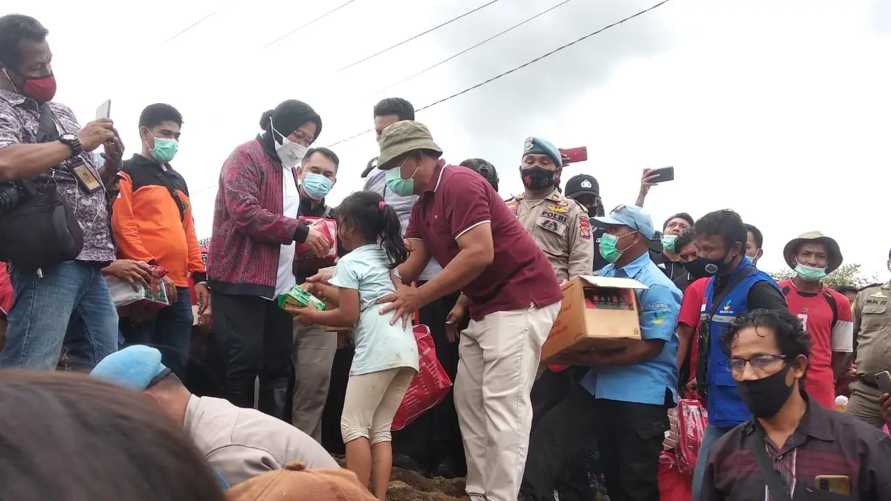 Mensos Risma Pastikan Tak Ada Warga Bima yang Kelaparan Usai Banjir