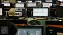 Sejumlah jurnalis menggunakan fasilitas komputer di Media Center KTT OKI, Jakarta, Minggu (6/2/2016). Media center berkapasitas 500 orang tersebut didukung konektivitas broadband internet 2 Gbps untuk 150 unit komputer. (Liputan6.com/Faizal Fanani)
