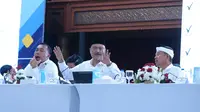 Menteri Sosial Republik Indonesia Saifullah Yusuf (Gus Ipul) bersama Gubernur Jawa Barat Dedi Mulyadi di acara Peningkatan Peran Kepala Desa dan Kepala Kelurahan se-Jawa Barat di Bandung, Senin (28/4/2025).