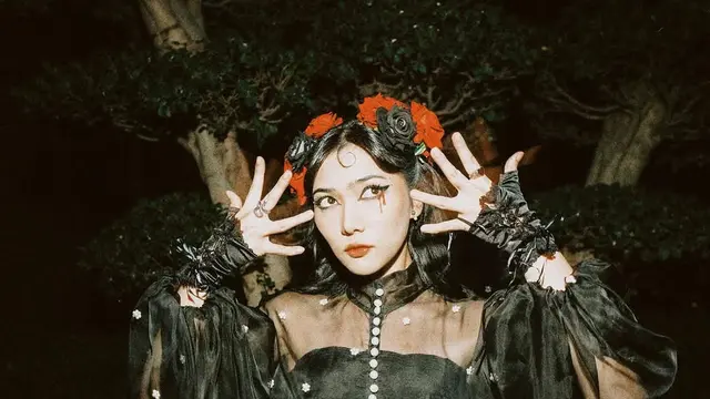 Potret Isyana Sarasvati dengan Makeup Bold yang Unik (credit: instagram/isyanasarasvati)