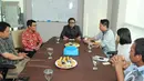 Wakil Ketua MPR RI Oesman Sapta Odang berdiskusi dengan redaksi Liputan6.com di kantor Liputan6.com, Jakarta, Senin (15/12/2014). (Liputan6.com/Andrian M Tunay)