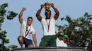 Kapten Timnas Afrika Selatan Siya Kolisi mengangkat trofi Webb Ellis saat parade kemenangan Piala Dunia Rugby 2019  di Kota Johannesburg, Afrika Selatan, Kamis (7/11/2019). Timnas Afrika Selatan meraih gelar juara Piala Dunia Rugby 2019 setelah mengalahkan Inggris di final. (AP Photo/Jerome Delay)