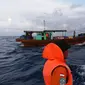 Proses penyelamatan tiga awak kapal yang terombang-ambing di laut berlangsung dramatis karena petugas SAR terhalang badai. (Liputan6.com/Ahmad Akbar Fua)