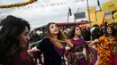 Sejumlah Wanita Kurdi Turki menari merayakan Perayaan Newroz di Diyarbakir, Turki (21/3). Festival ini dirayakan oleh orang-orang Kurdi yang tinggal di wilayah perbatasan Turki-Suriah. (AFP Photo / Ilyas Akengin)