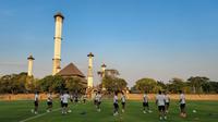 Timnas Indonesia U-23 menggelar latihan perdana untuk hadapi Kualifikasi Piala Asia U-23 2024. Shin Tae-yong masih absen pada sesi latihan di Stadion Sriwedari, Solo, Senin (4/9/2023). (Bola.com/Radifa Arsa)
