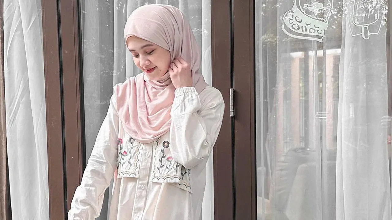 6 Gaya Berhijab Selebgram Adinda Amira, Inspirasi Busana Pastel yang Lembut