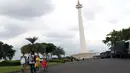 Warga berjalan-jalan di kawasan Monumen Nasional, Jakarta, Jumat (19/4). Libur panjang perayaan Paskah 2019 dimanfaatkan warga untuk berwisata di kawasan Monumen Nasional. (Liputan6.com/Helmi Fithriansyah)