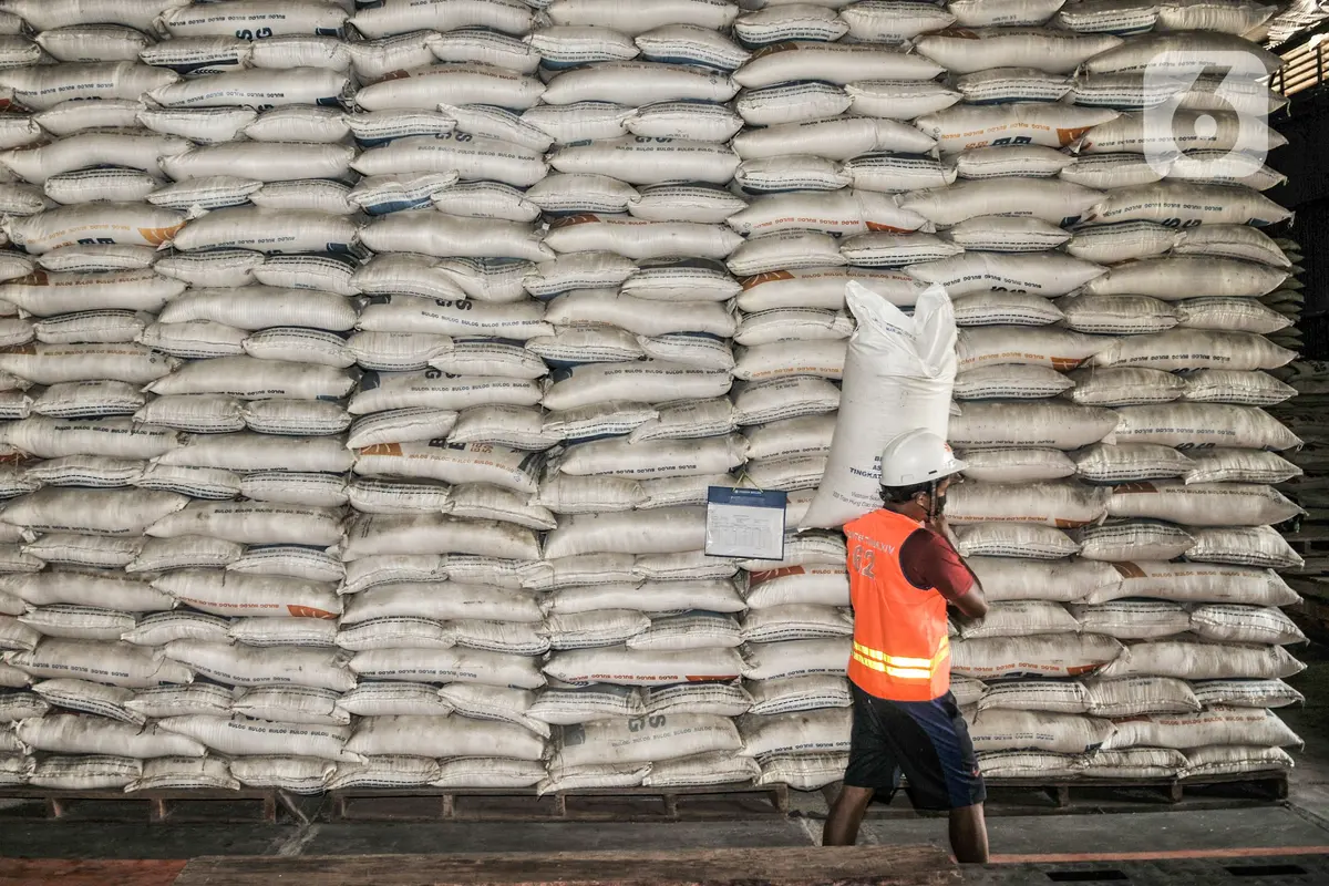 Ratusan Ribu Ton Beras Tak Terpakai di Gudang Bulog