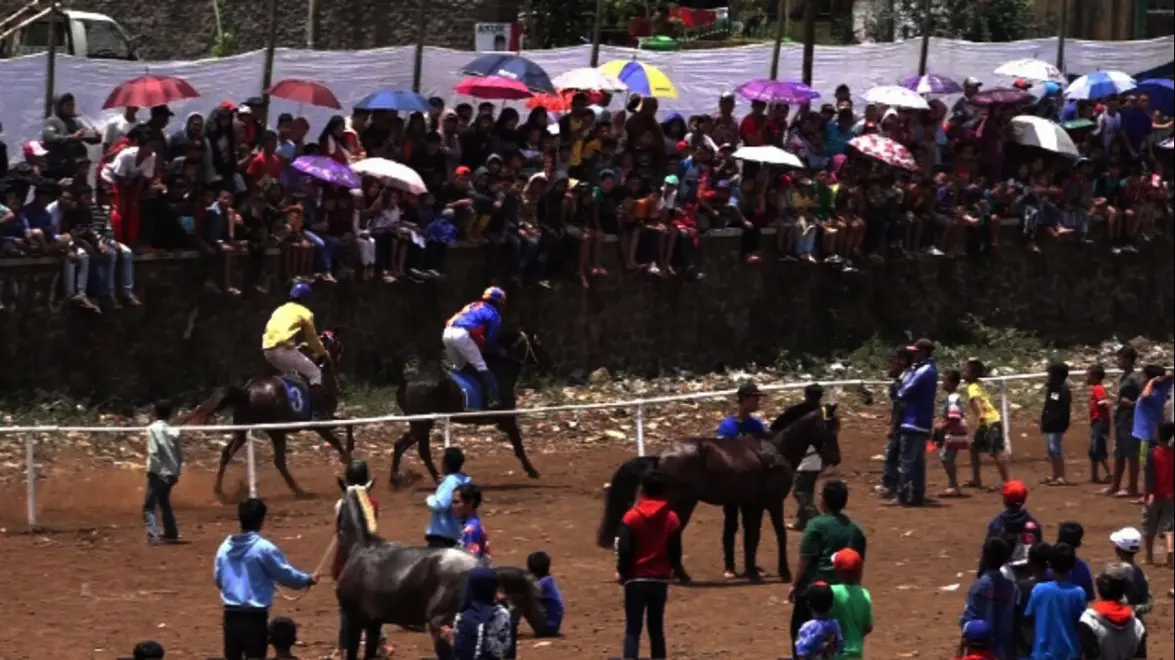 Ratusan kusir delman dari berbagai wilayah Jawa Barat, memacu kuda di Lapangan Cihuni, Kecamatan Pangatikan, Kabupaten Garut. (Liputan6.com/Jayadi Supriadin)