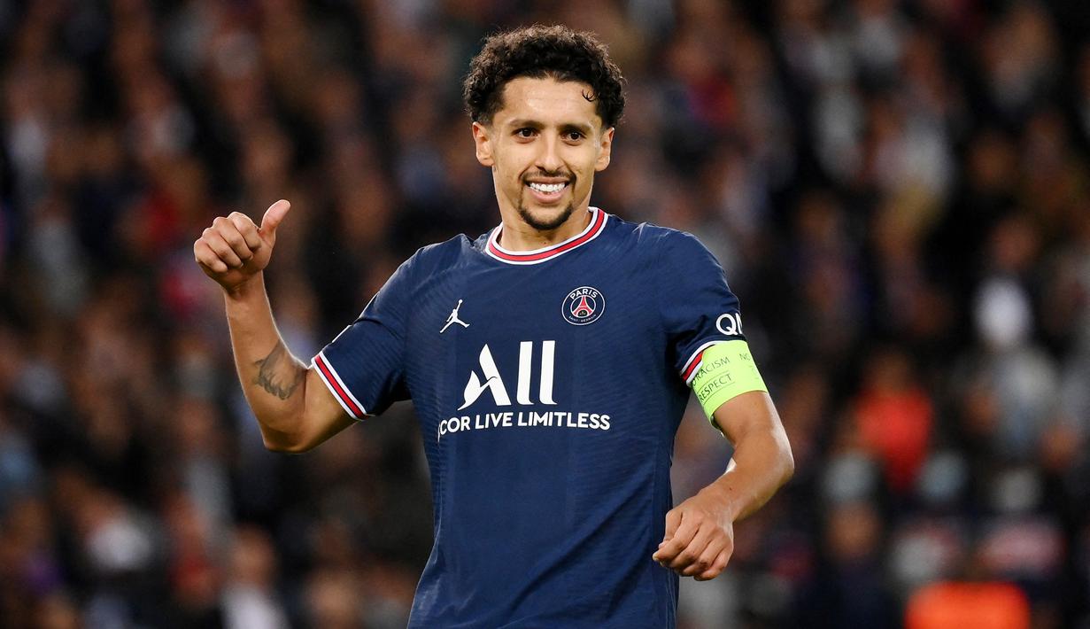 Marquinhos - Kapten PSG ini merupakan salah satu bek terbaik di Eropa saat ini. Tipe permainan yang disiplin dan tak kenal kompromi dinilai sangat cocok untuk diduetkan dengan David Alaba di lini pertahanan Real Madrid. (AFP/Franck Fife)