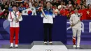 (Dari kiri) pebulu tangkis China peraih medali perak, He Bing Jiao, peraih medali emas An Se-young (Korea Selatan) dan peraih medali perunggu Gregoria Mariska Tunjung (Indonesia) berpose di atas podium saat upacara penyerahan medali nomor tunggal putri cabor bulu tangkis Olimpiade Paris 2024 di Porte de La Chapelle Arena, Paris, Senin (5/8/2024). (Dok. NOC Indonesia/Antara/Wahyu Putro A)