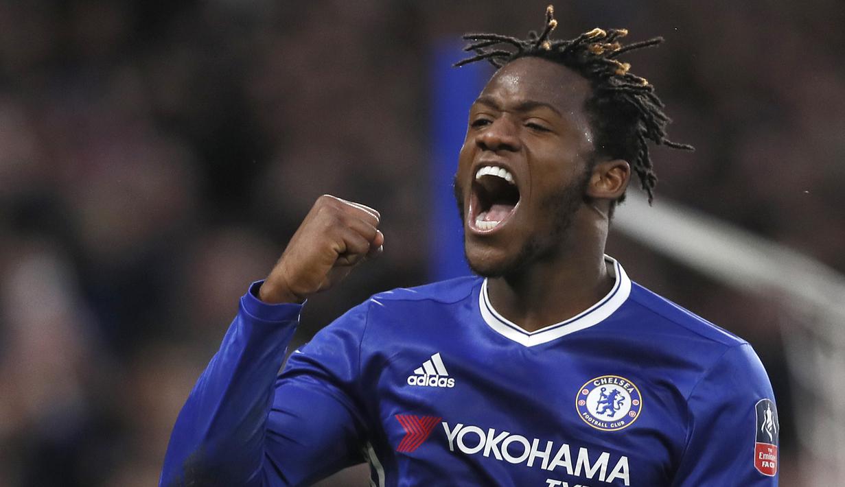 Pemain muda Chelsea, Michy Batshuayi merayakan golnya saat melawan Brentford, Romaine Sawyers pada putaran keempat Piala FA di Stamford Bridge stadium, London (28/1/2017). Chelsea menang 4-0. (AP/Kirsty Wigglesworth)