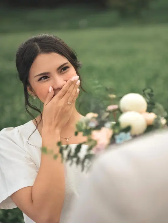 Rachell tampil cantik sederhana dalam balutan dress lengan pendek berwarna putih. Dress ini memiliki detail belt yang membentuk pinggang menjadi lebih sleek dan manis. [Foto: Instagram/rachellyahya]