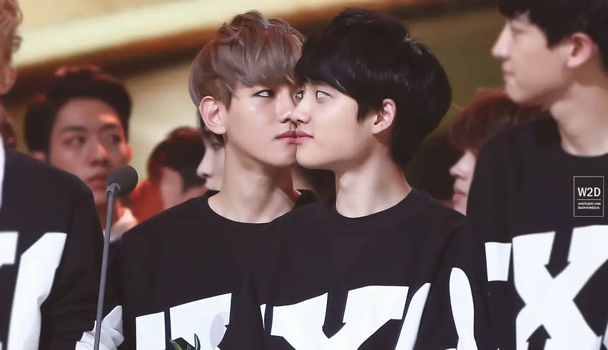 Pada foto ini, D.O EXO dan Baekhyun terlihat seperti sedang berciuman. (Foto: koreaboo.com)