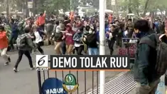 Polisi menembakkan gas air mata kepada pendemo di gedung DPRD Jabar. Massa mahasiswa berhamburan menyelamatkan diri.