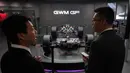 Selain pemain lama, Beijing Auto Show 2026 kedatangan merek baru seperti Shangjie, Aistaland, dan Yijing yang terafiliasi dengan Huawei. Tampak dalam foto, para pengunjung berbincang sambil melihat Great Wall Motor (GWM) GF baru yang ditenagai mesin V8 yang dipamerkan di Beijing Auto Show 2026 atau Auto China 2026, Jumat 24 April 2026. (AP Photo/Andy Wong)