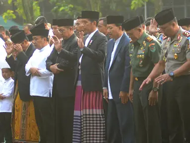 Presiden Joko Widodo melakukan salat id Hari Raya Idul Fitri 1 Syawal 1439 H di di Kebun Raya Bogor, Jumat (15/6). Jokowi salat id bersama Ibu Negara Iriana dan anak keduanya Kahiyang Ayu serta menantunya Bobby Nasution. (Merdeka.com/Arie Basuki)