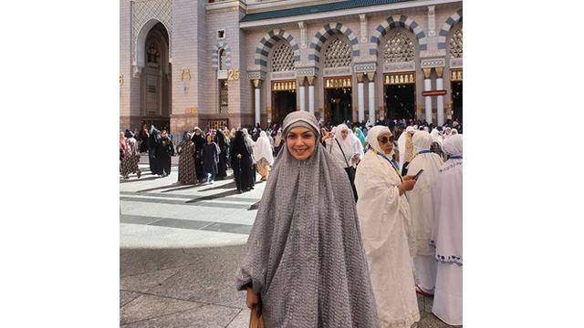6 Momen Najwa Shihab Umrah Bareng Keluarga, Hangat dan Kompak