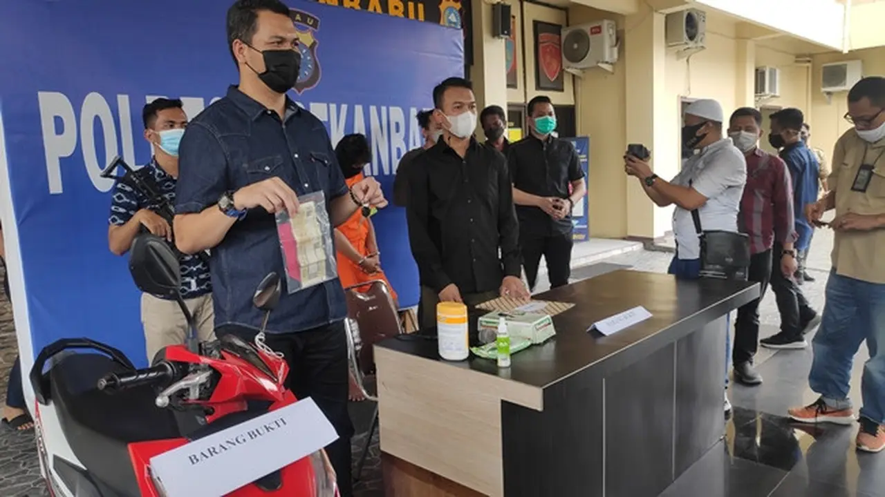 Polisi memperlihatkan barang bukti dan tersangka begal terhadap anak di bawah umur.