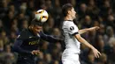 Pemain Spurs, Ben Davies (kanan), berebut bola dengan pemain Monaco, Nabil Dirar, dalam laga Grup J Liga Europa yang berlangsung di Stadion White Hart Lane, London, Inggris, Kamis (10/12/2015). (AFP/Ian Kington)