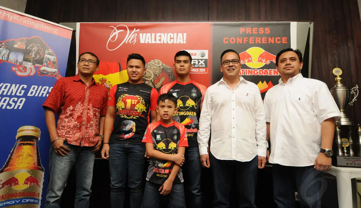 Pegokart Indonesia dari tim Kratingdaeng Riser ShaDaff Motorsport, Senna Noor (kedua dari kiri) berpose bersama usai jumpa pers di Jakarta (20/11/2014). (Liputan6.com/Helmi Fithriansyah)