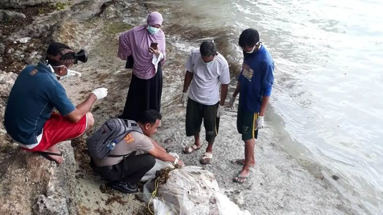 Penemuan tulang tanpa tengkorak kepala di Pantai Sambalangi, Buton Selatan, Rabu (19/2/2020).(Liputan6.com/Ahmad Akbar Fua)